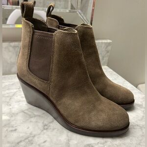 Clarks Clarkdale 2 Suede Wedge Ankle Boots women’s size 8.5 new with tags green